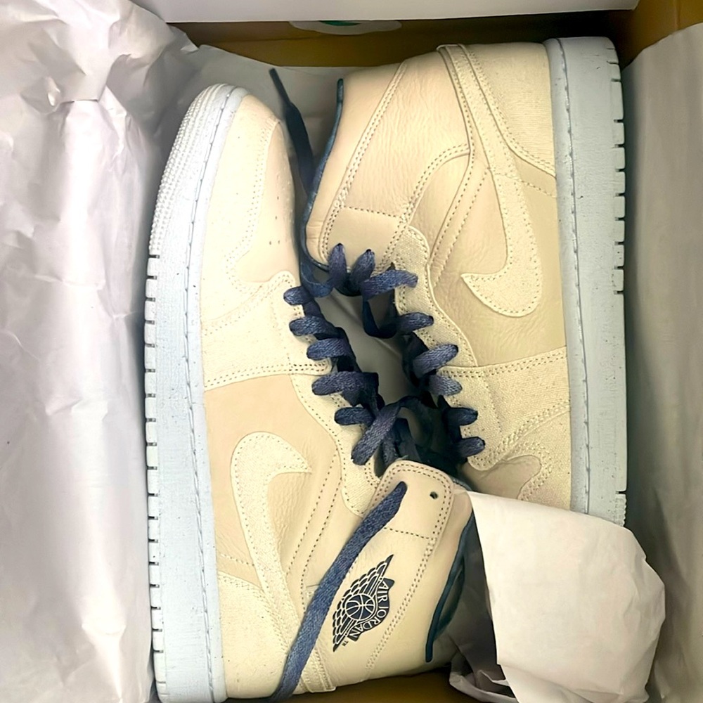 Women’s Jordan 1 mid. New never worn.